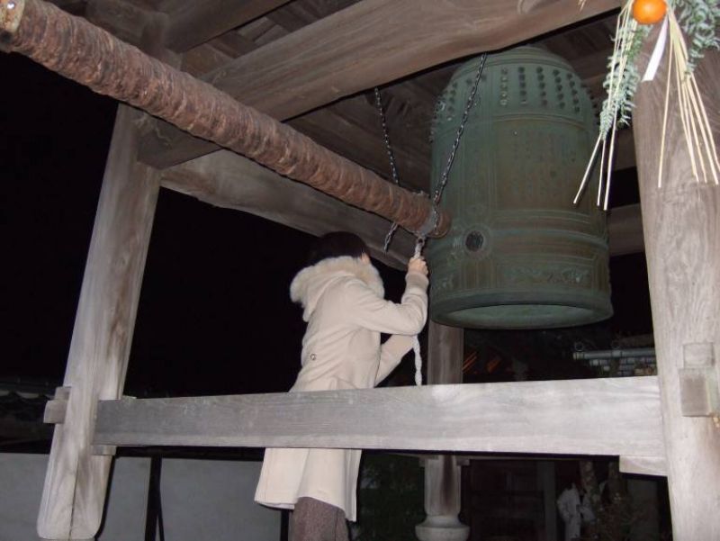 du khách rung chuông